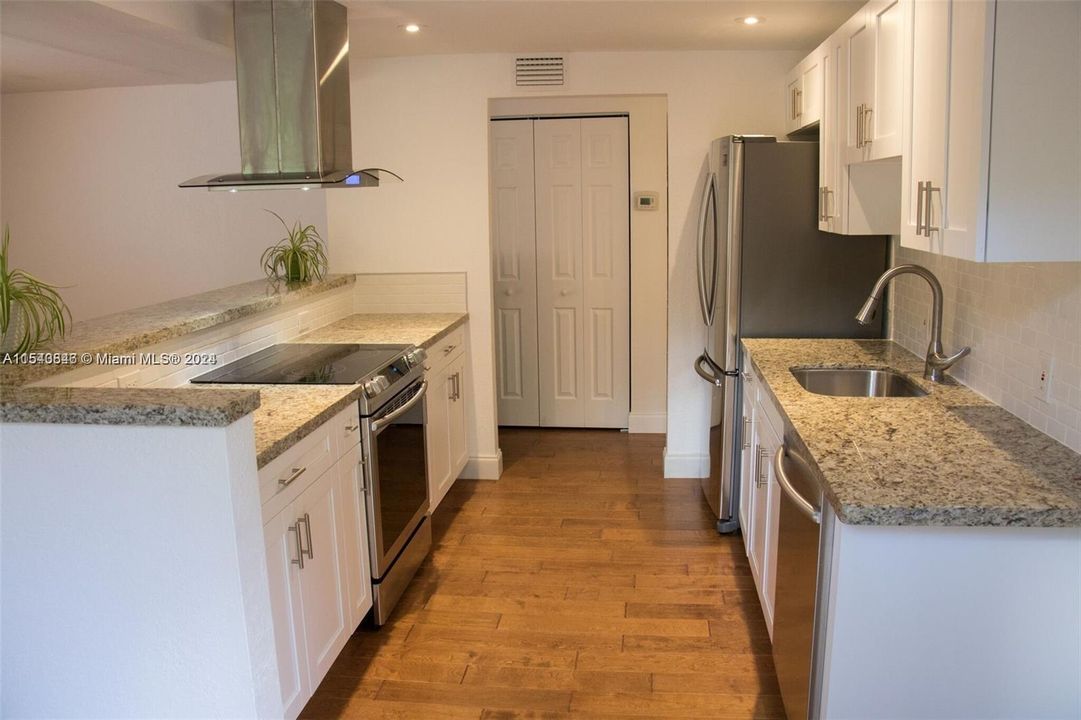 For Sale: $650,000 (1 beds, 1 baths, 680 Square Feet)