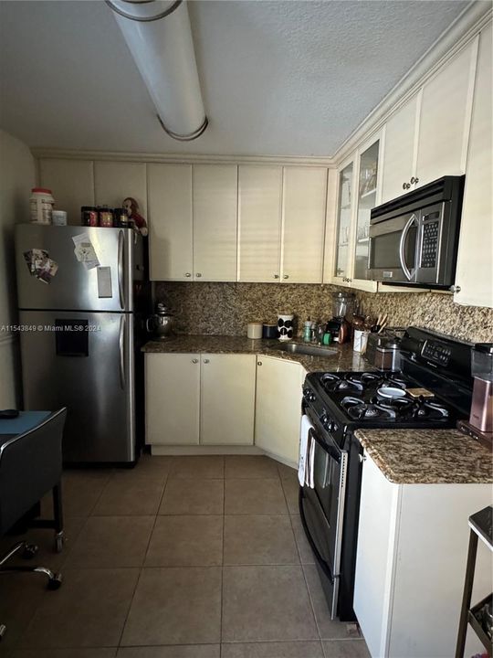 Active With Contract: $2,300 (2 beds, 1 baths, 664 Square Feet)