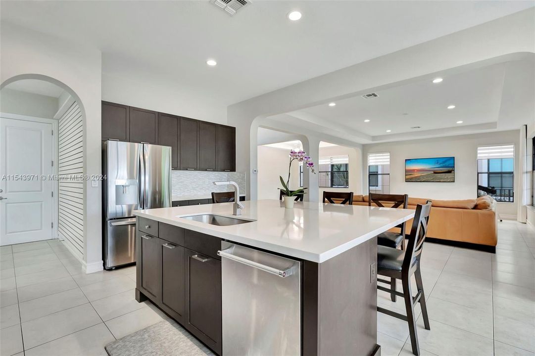 Недавно продано: $1,250,000 (4 спален, 3 ванн, 3806 Квадратных фут)