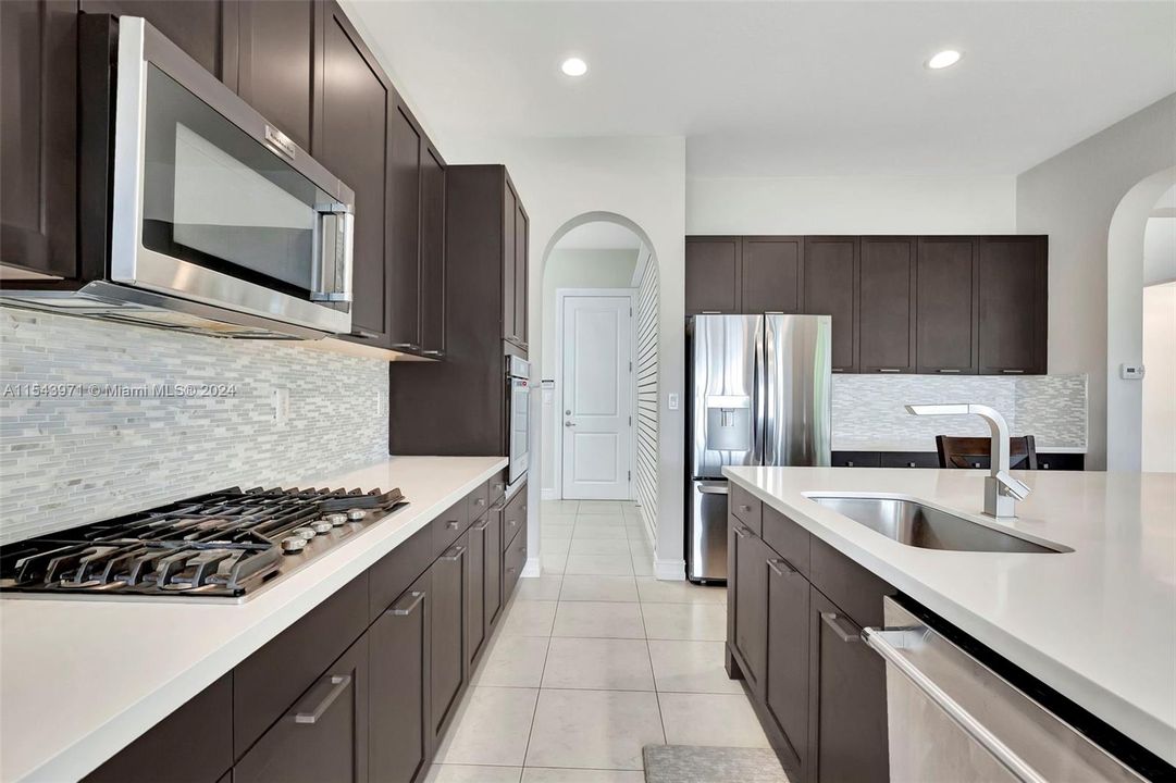 Недавно продано: $1,250,000 (4 спален, 3 ванн, 3806 Квадратных фут)