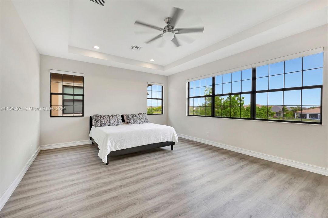 Недавно продано: $1,250,000 (4 спален, 3 ванн, 3806 Квадратных фут)