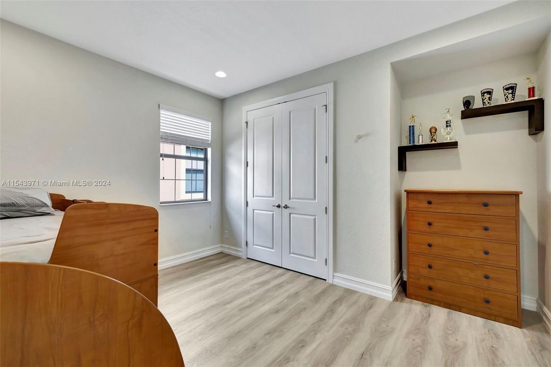 Недавно продано: $1,250,000 (4 спален, 3 ванн, 3806 Квадратных фут)