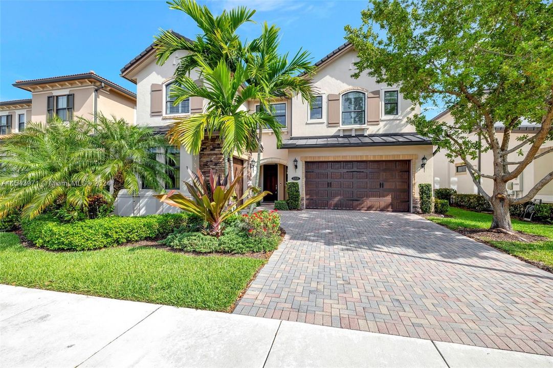 Недавно продано: $1,250,000 (4 спален, 3 ванн, 3806 Квадратных фут)