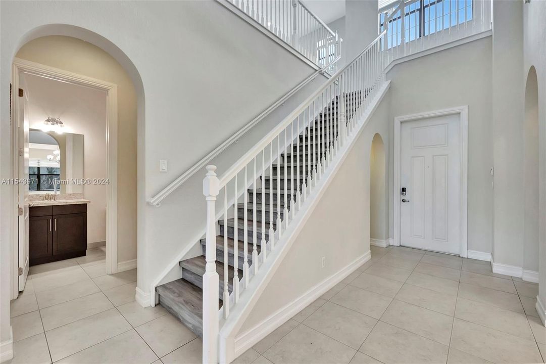 Недавно продано: $1,250,000 (4 спален, 3 ванн, 3806 Квадратных фут)