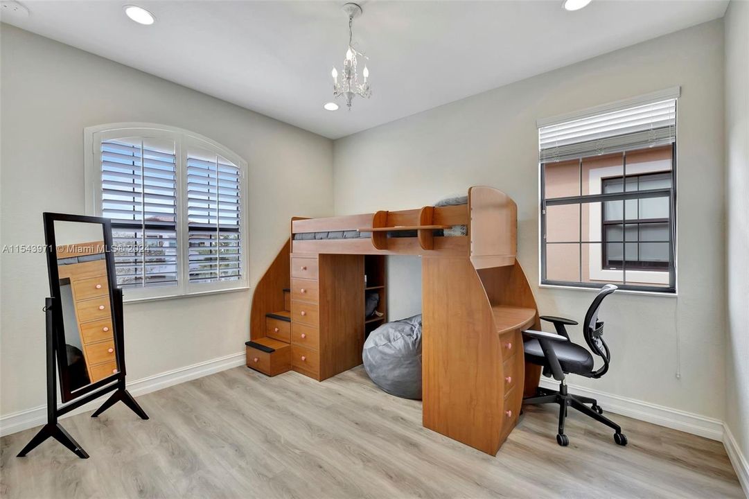 Недавно продано: $1,250,000 (4 спален, 3 ванн, 3806 Квадратных фут)