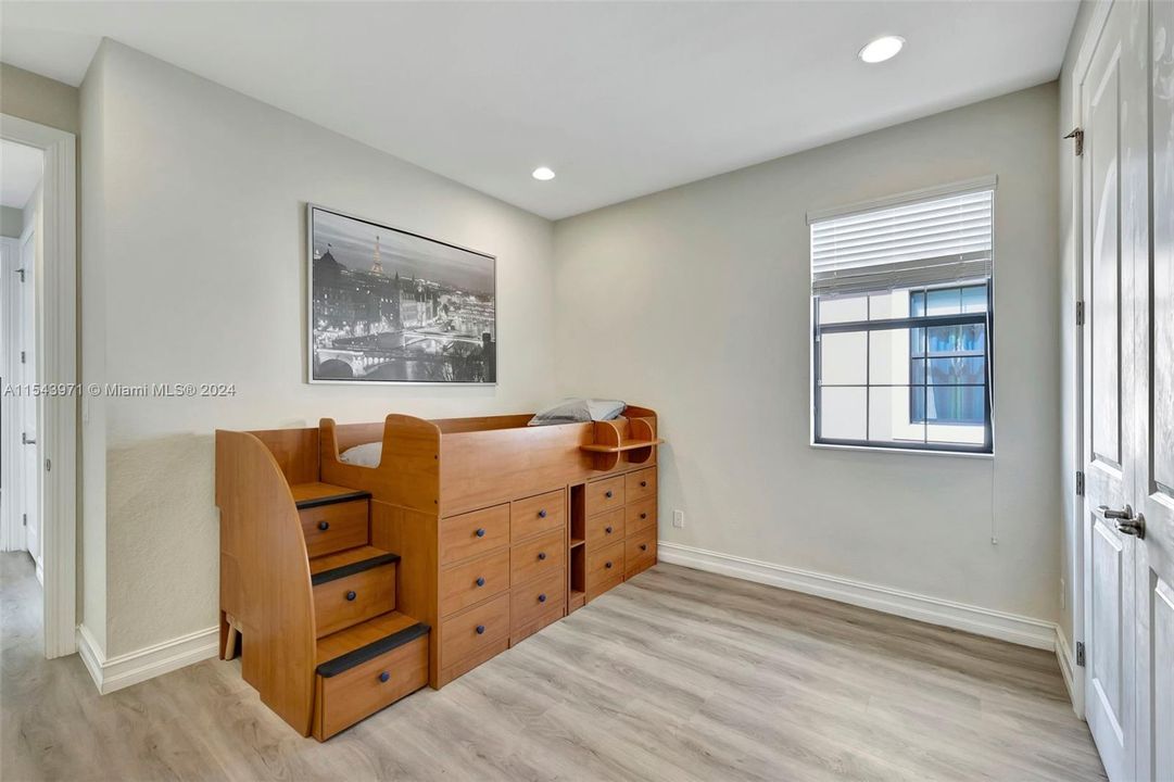 Недавно продано: $1,250,000 (4 спален, 3 ванн, 3806 Квадратных фут)