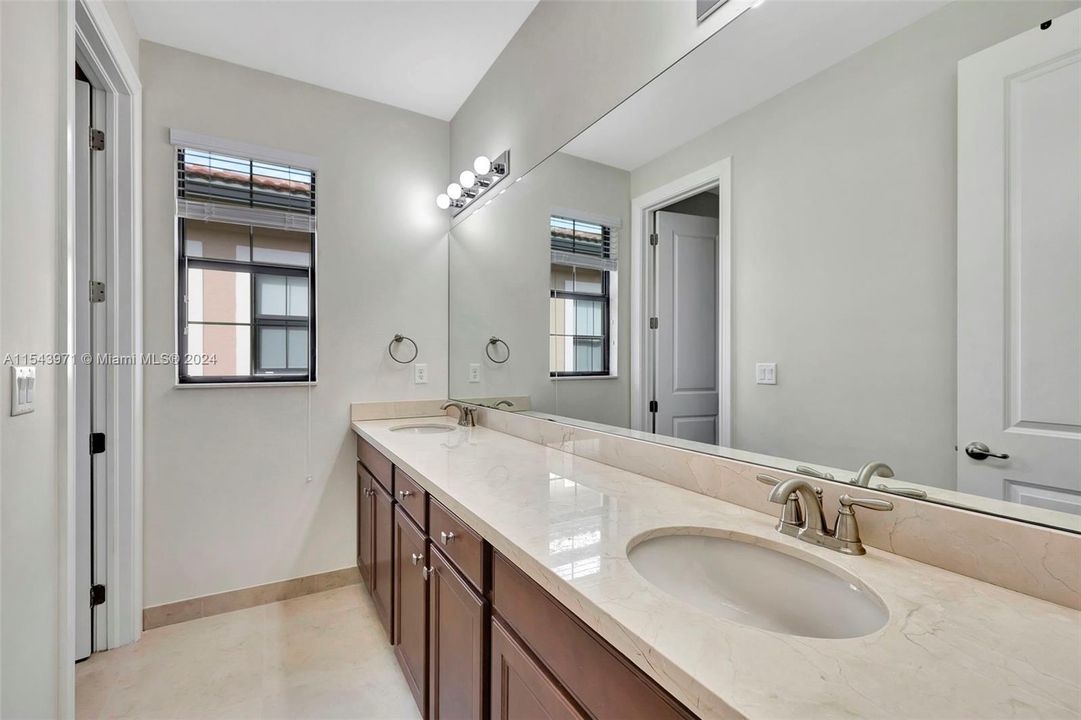 Недавно продано: $1,250,000 (4 спален, 3 ванн, 3806 Квадратных фут)