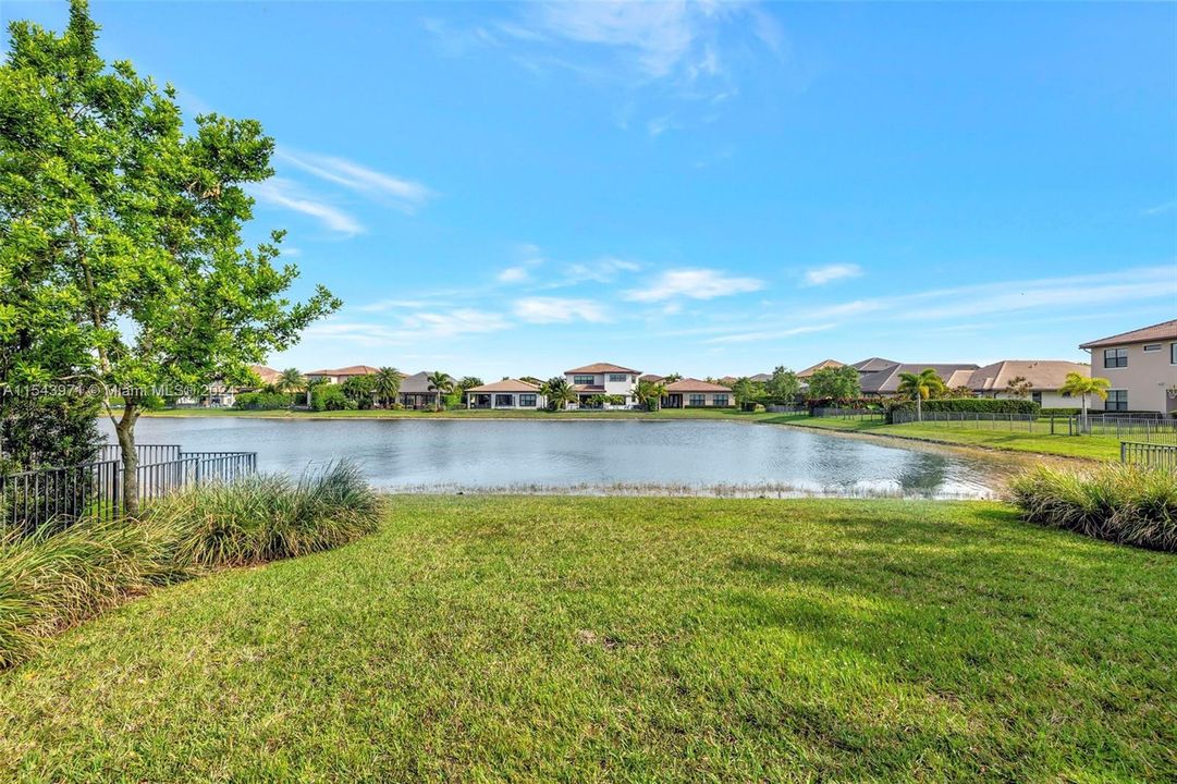 Недавно продано: $1,250,000 (4 спален, 3 ванн, 3806 Квадратных фут)