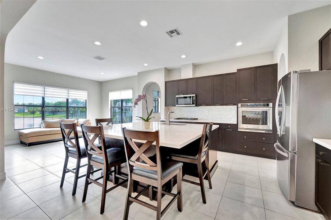 Недавно продано: $1,250,000 (4 спален, 3 ванн, 3806 Квадратных фут)