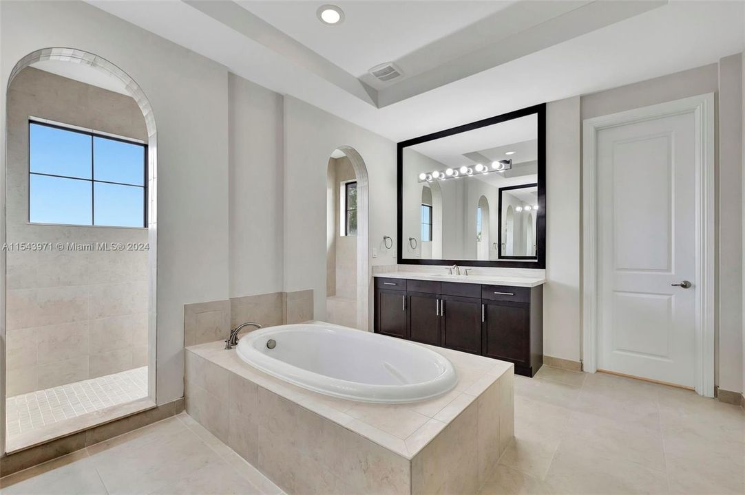 Недавно продано: $1,250,000 (4 спален, 3 ванн, 3806 Квадратных фут)