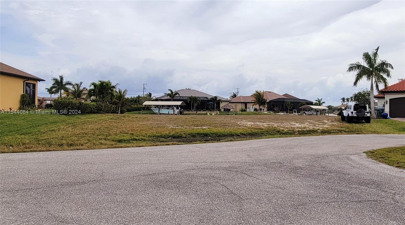 En Venta: $360,000 (0.23 acres)