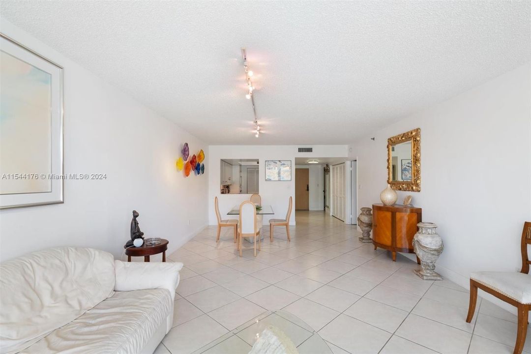 For Sale: $525,000 (1 beds, 1 baths, 1150 Square Feet)