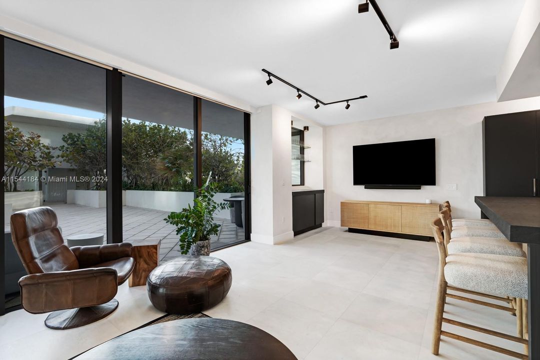 For Sale: $3,295,000 (2 beds, 2 baths, 1322 Square Feet)