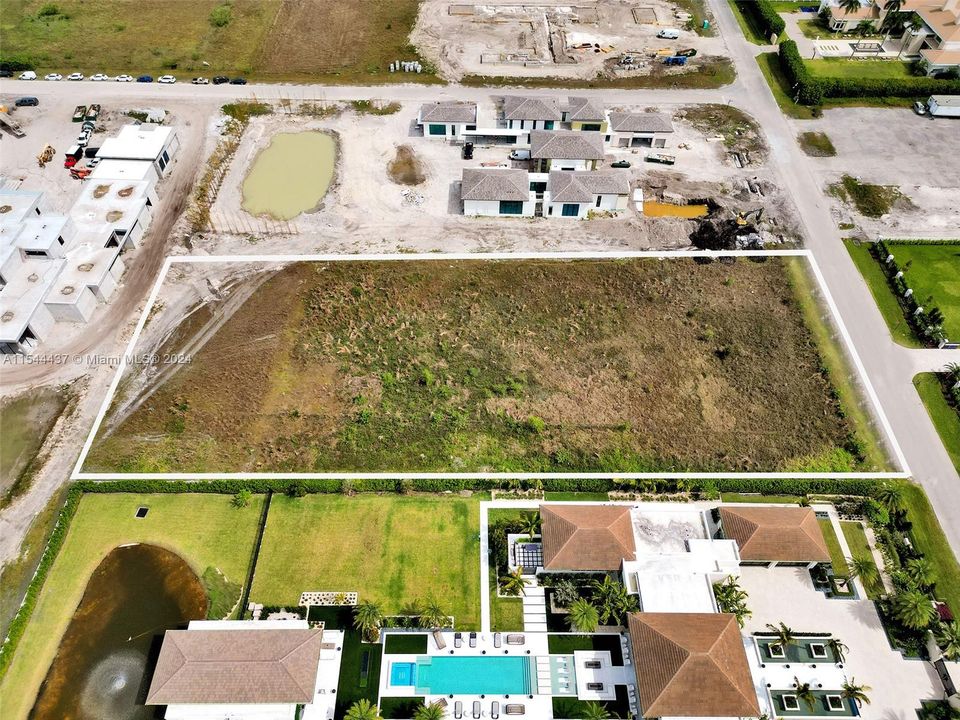 Vendido Recientemente: $2,450,000 (2.39 acres)