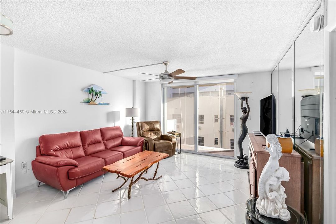 For Sale: $545,000 (1 beds, 1 baths, 659 Square Feet)