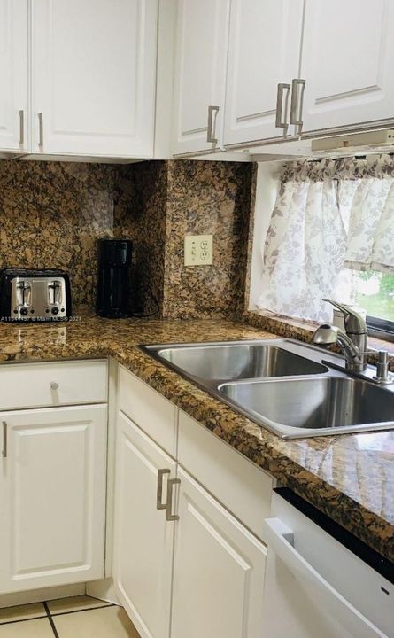 For Sale: $315,000 (1 beds, 1 baths, 767 Square Feet)