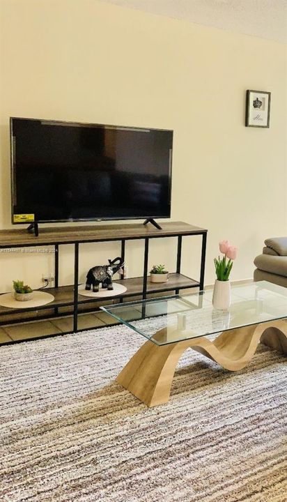 For Sale: $315,000 (1 beds, 1 baths, 767 Square Feet)