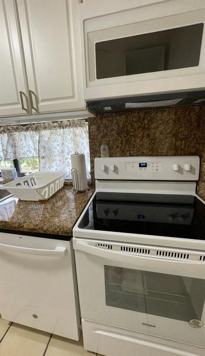 For Sale: $315,000 (1 beds, 1 baths, 767 Square Feet)