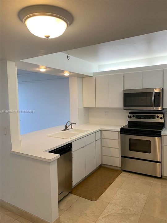 Active With Contract: $3,000 (1 beds, 2 baths, 848 Square Feet)