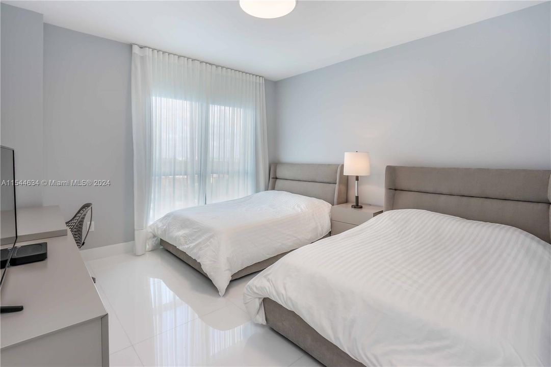 For Sale: $1,290,000 (2 beds, 2 baths, 1999 Square Feet)