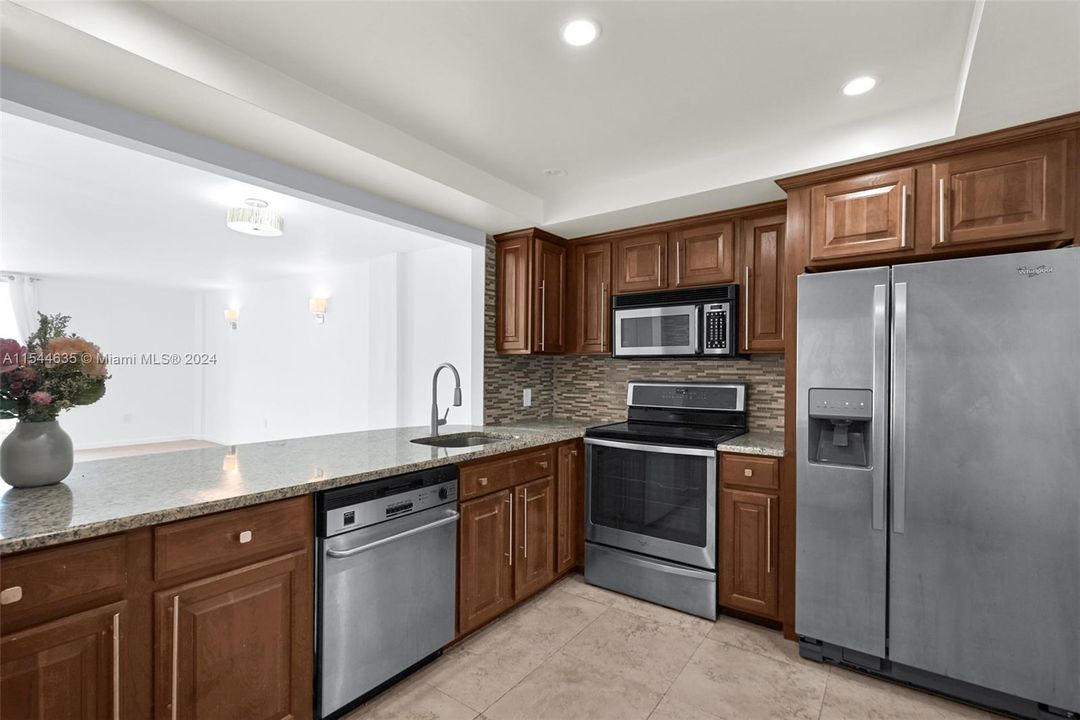 Active With Contract: $350,000 (1 beds, 1 baths, 890 Square Feet)