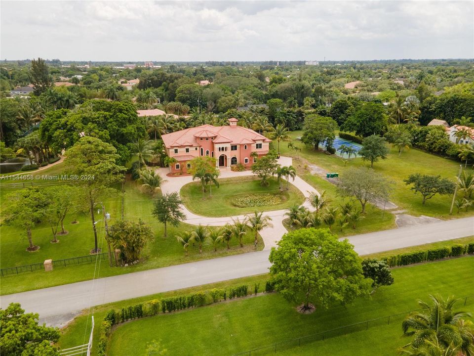 Vendido Recientemente: $3,599,000 (6 camas, 6 baños, 7402 Pies cuadrados)