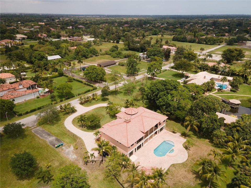 Vendido Recientemente: $3,599,000 (6 camas, 6 baños, 7402 Pies cuadrados)