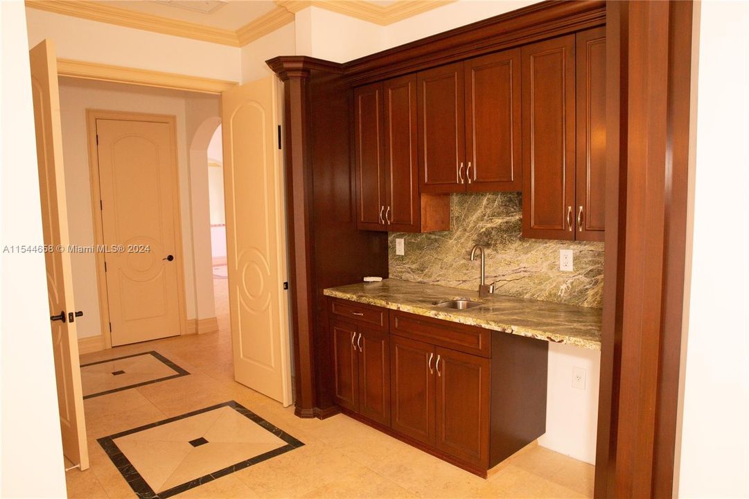 Vendido Recientemente: $3,599,000 (6 camas, 6 baños, 7402 Pies cuadrados)