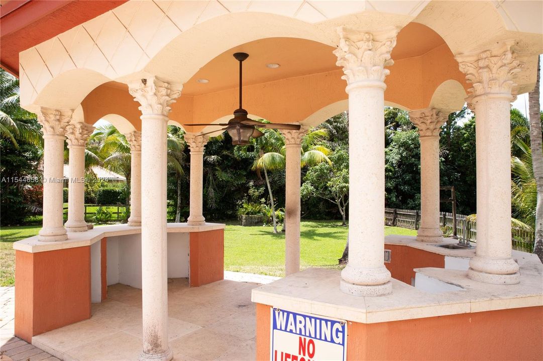 Vendido Recientemente: $3,599,000 (6 camas, 6 baños, 7402 Pies cuadrados)