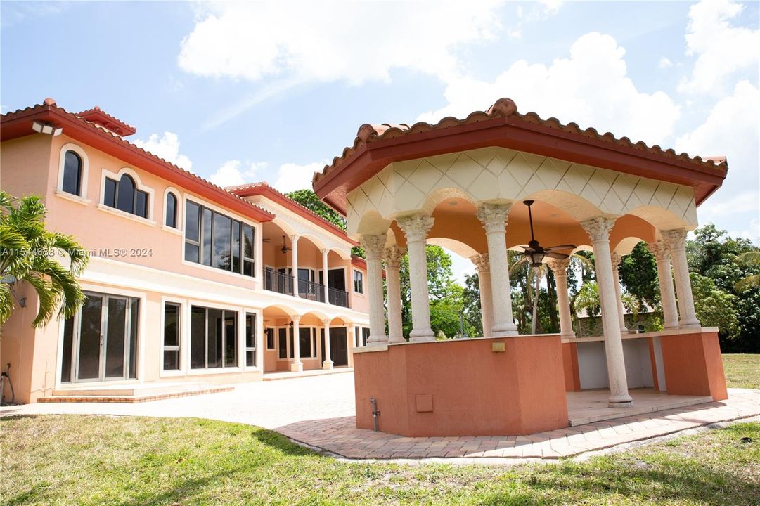 Vendido Recientemente: $3,599,000 (6 camas, 6 baños, 7402 Pies cuadrados)