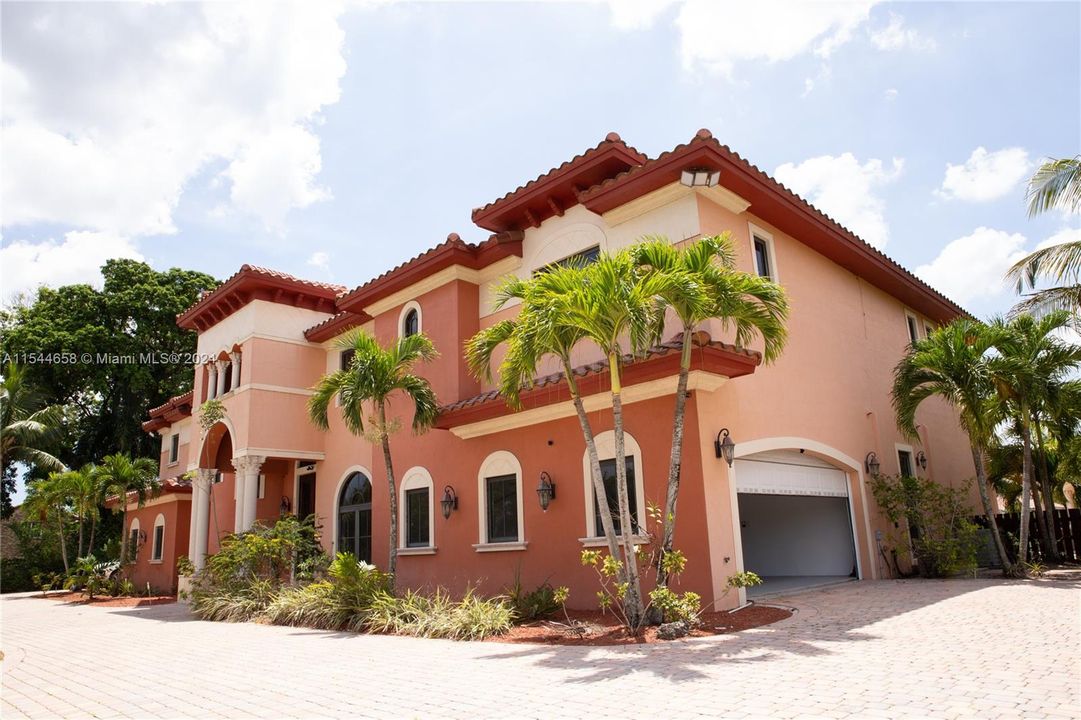 Vendido Recientemente: $3,599,000 (6 camas, 6 baños, 7402 Pies cuadrados)