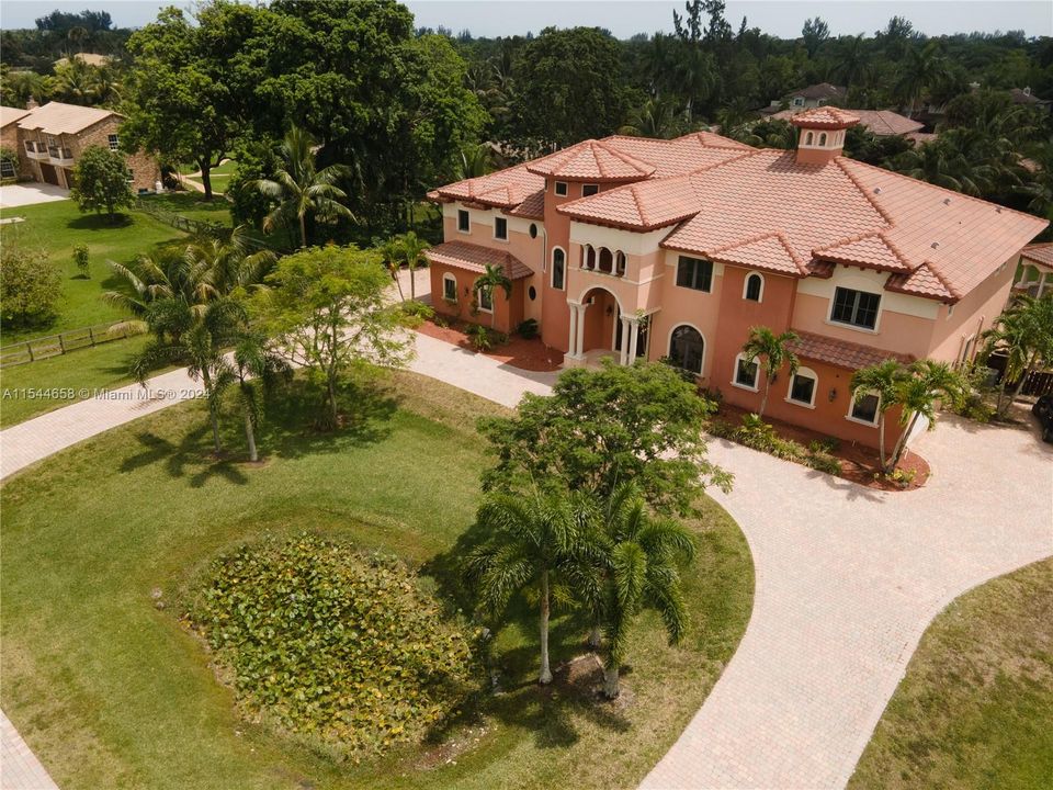 Vendido Recientemente: $3,599,000 (6 camas, 6 baños, 7402 Pies cuadrados)