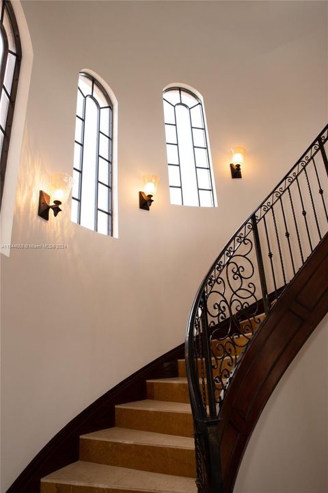 Vendido Recientemente: $3,599,000 (6 camas, 6 baños, 7402 Pies cuadrados)