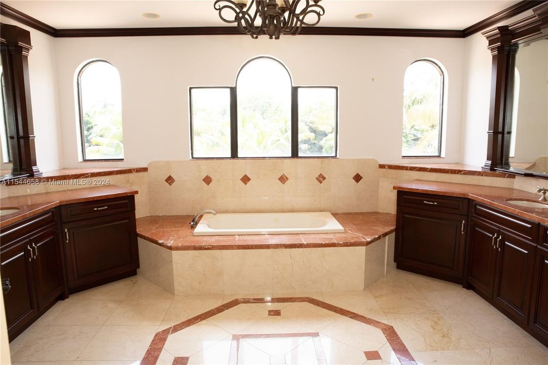 Vendido Recientemente: $3,599,000 (6 camas, 6 baños, 7402 Pies cuadrados)