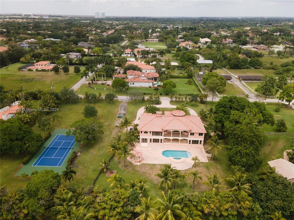 Vendido Recientemente: $3,599,000 (6 camas, 6 baños, 7402 Pies cuadrados)