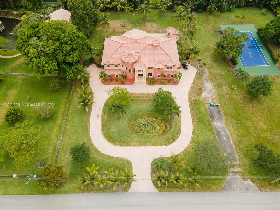 Vendido Recientemente: $3,599,000 (6 camas, 6 baños, 7402 Pies cuadrados)