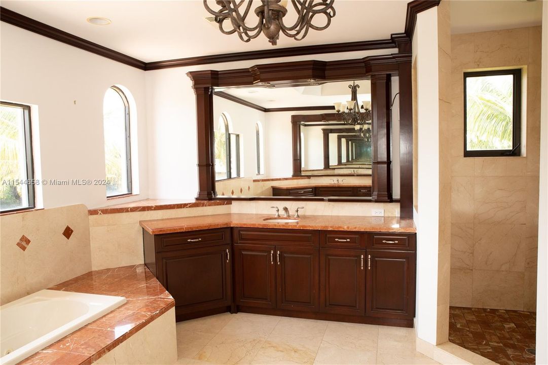 Vendido Recientemente: $3,599,000 (6 camas, 6 baños, 7402 Pies cuadrados)