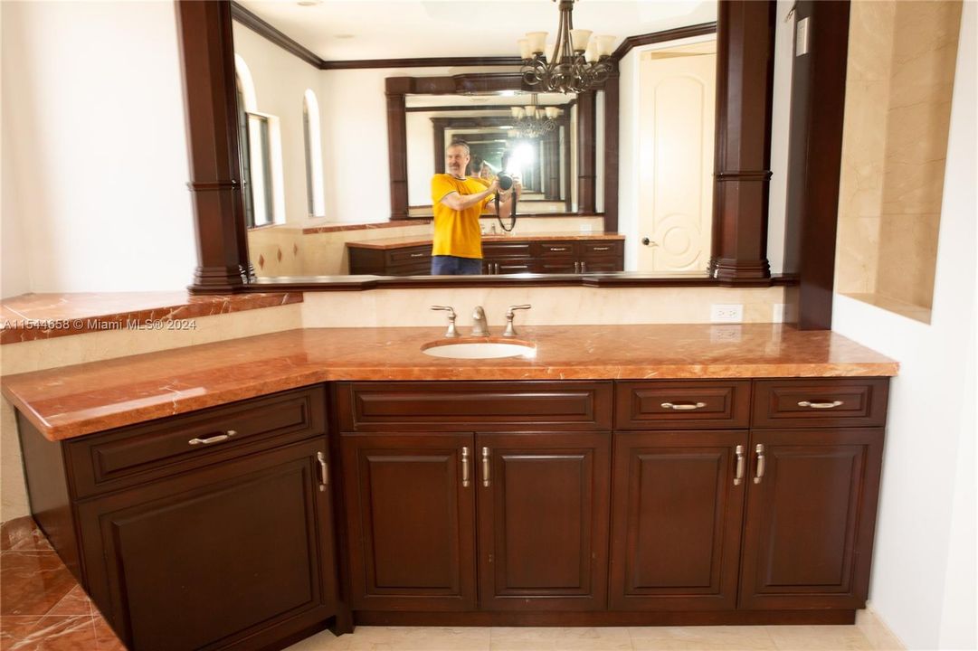 Vendido Recientemente: $3,599,000 (6 camas, 6 baños, 7402 Pies cuadrados)