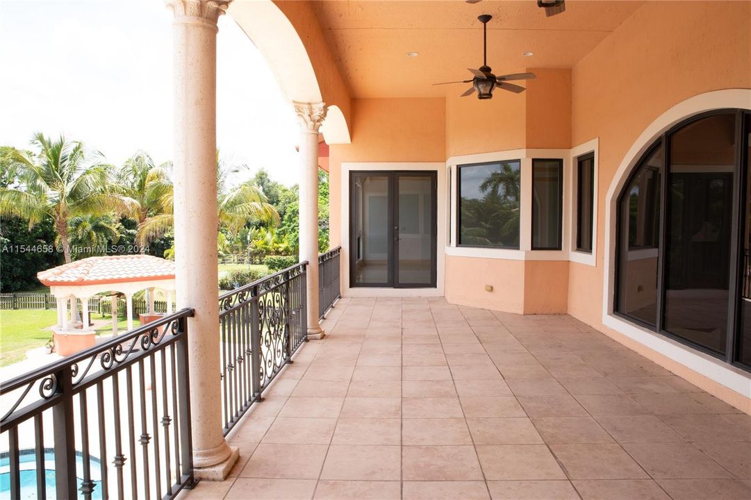 Vendido Recientemente: $3,599,000 (6 camas, 6 baños, 7402 Pies cuadrados)