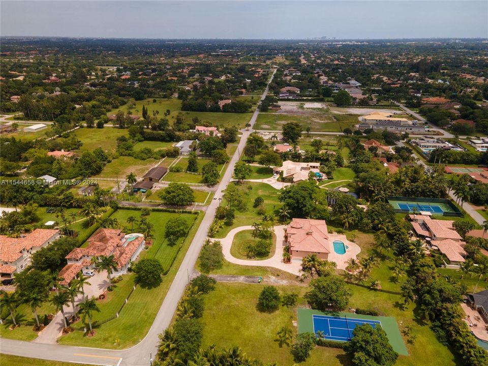 Vendido Recientemente: $3,599,000 (6 camas, 6 baños, 7402 Pies cuadrados)