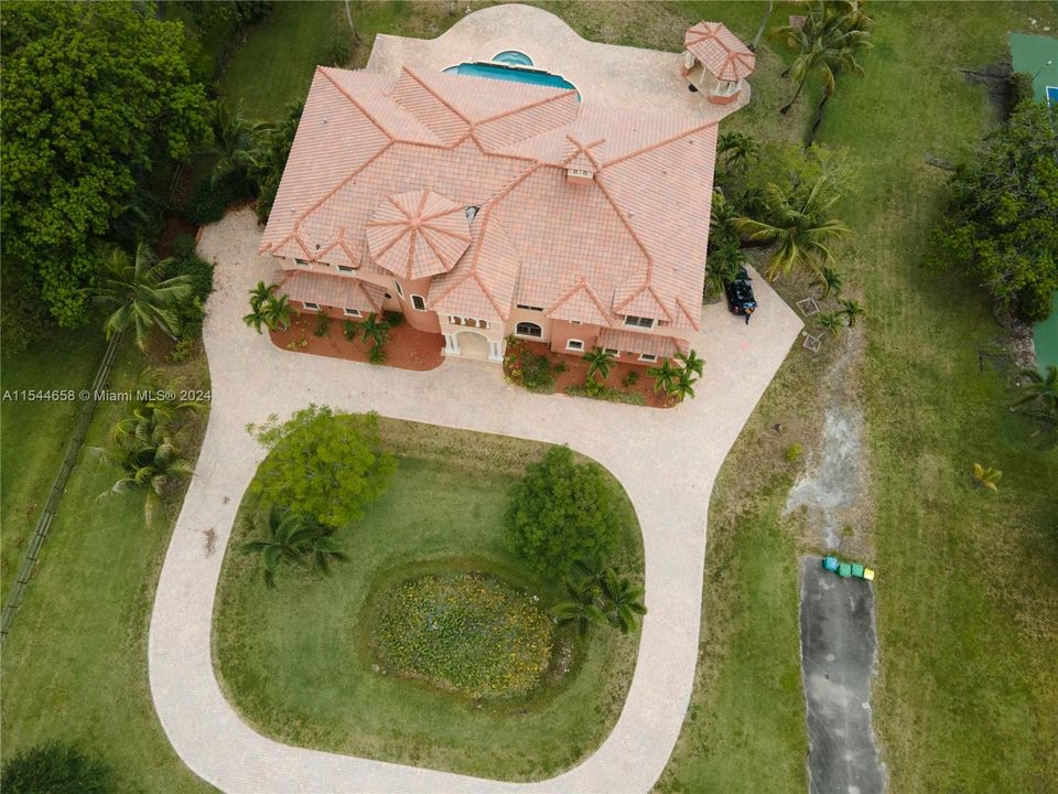 Vendido Recientemente: $3,599,000 (6 camas, 6 baños, 7402 Pies cuadrados)