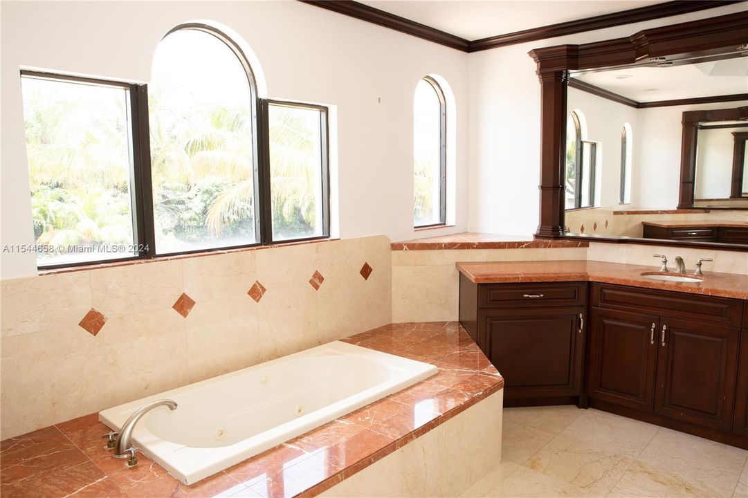 Vendido Recientemente: $3,599,000 (6 camas, 6 baños, 7402 Pies cuadrados)