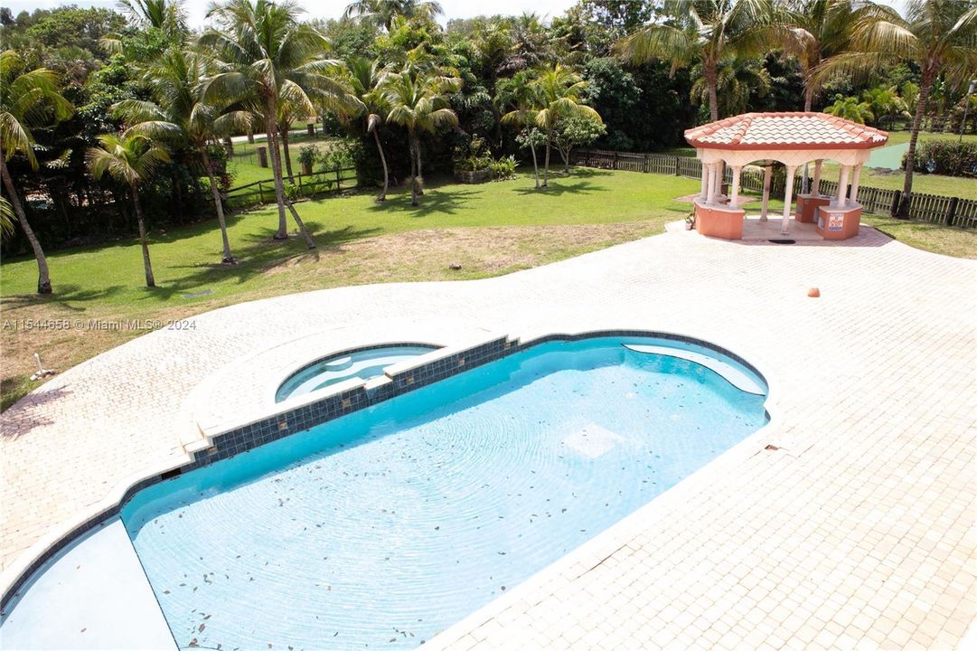 Vendido Recientemente: $3,599,000 (6 camas, 6 baños, 7402 Pies cuadrados)