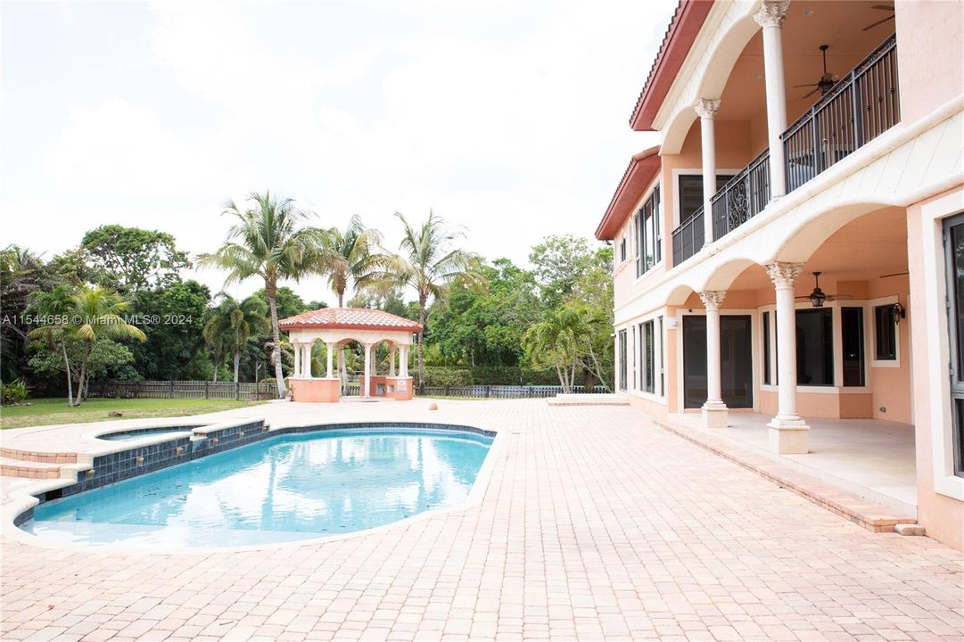 Vendido Recientemente: $3,599,000 (6 camas, 6 baños, 7402 Pies cuadrados)