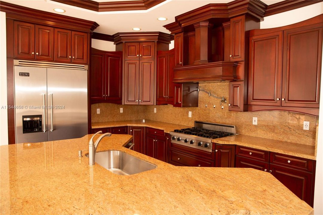 Vendido Recientemente: $3,599,000 (6 camas, 6 baños, 7402 Pies cuadrados)