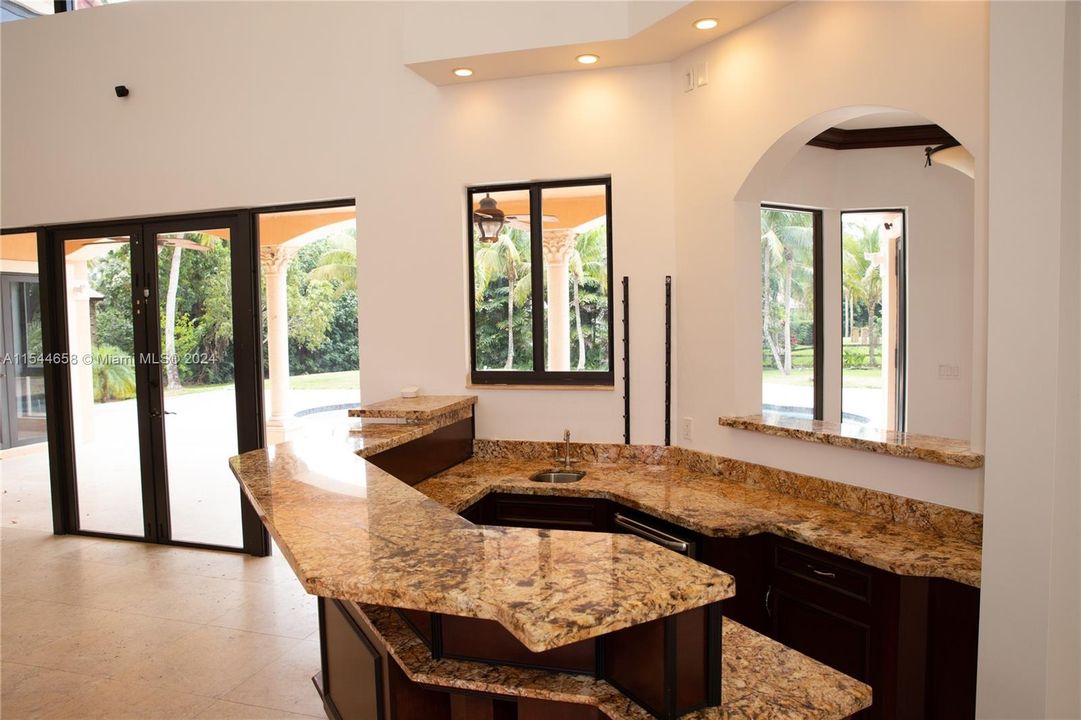 Vendido Recientemente: $3,599,000 (6 camas, 6 baños, 7402 Pies cuadrados)