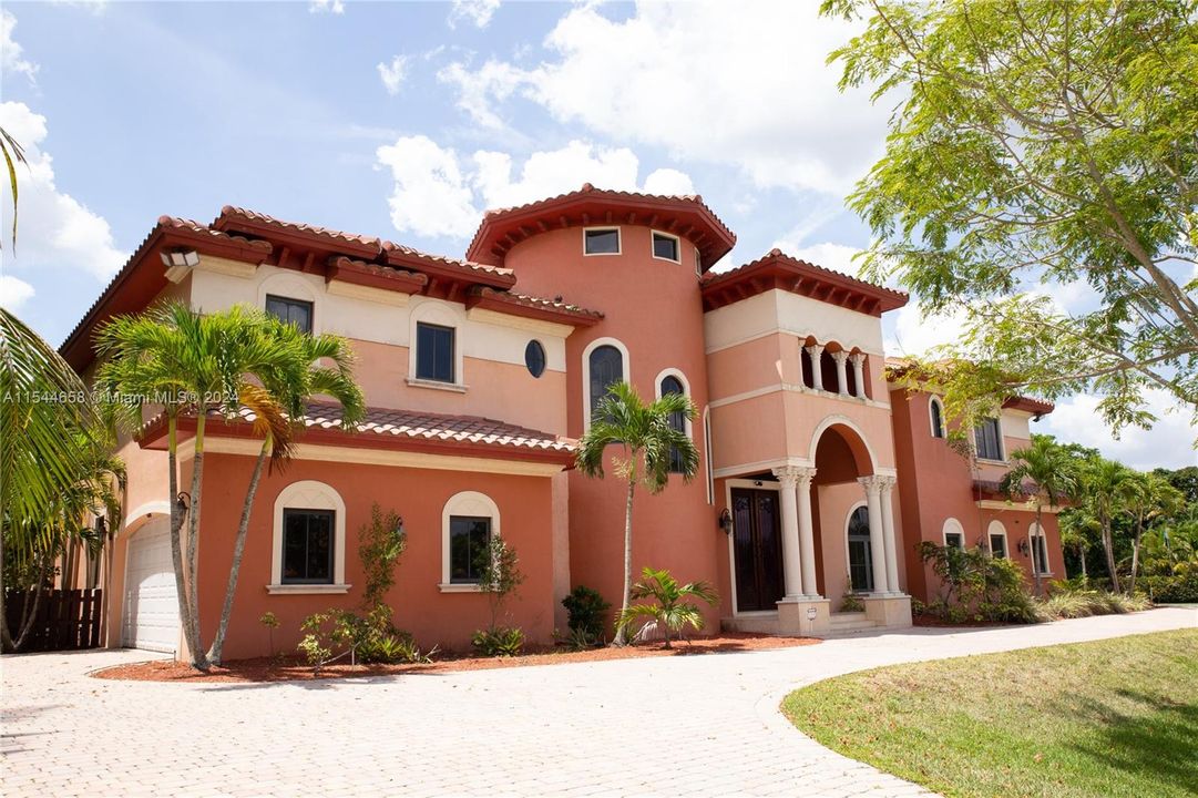 Vendido Recientemente: $3,599,000 (6 camas, 6 baños, 7402 Pies cuadrados)