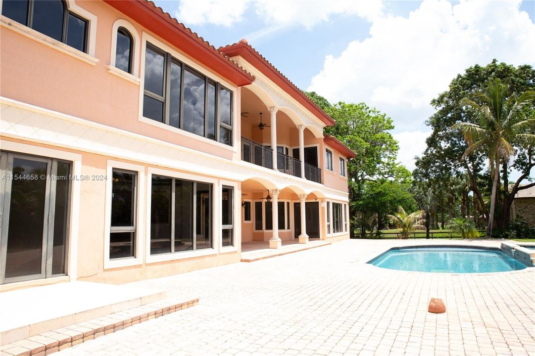 Vendido Recientemente: $3,599,000 (6 camas, 6 baños, 7402 Pies cuadrados)