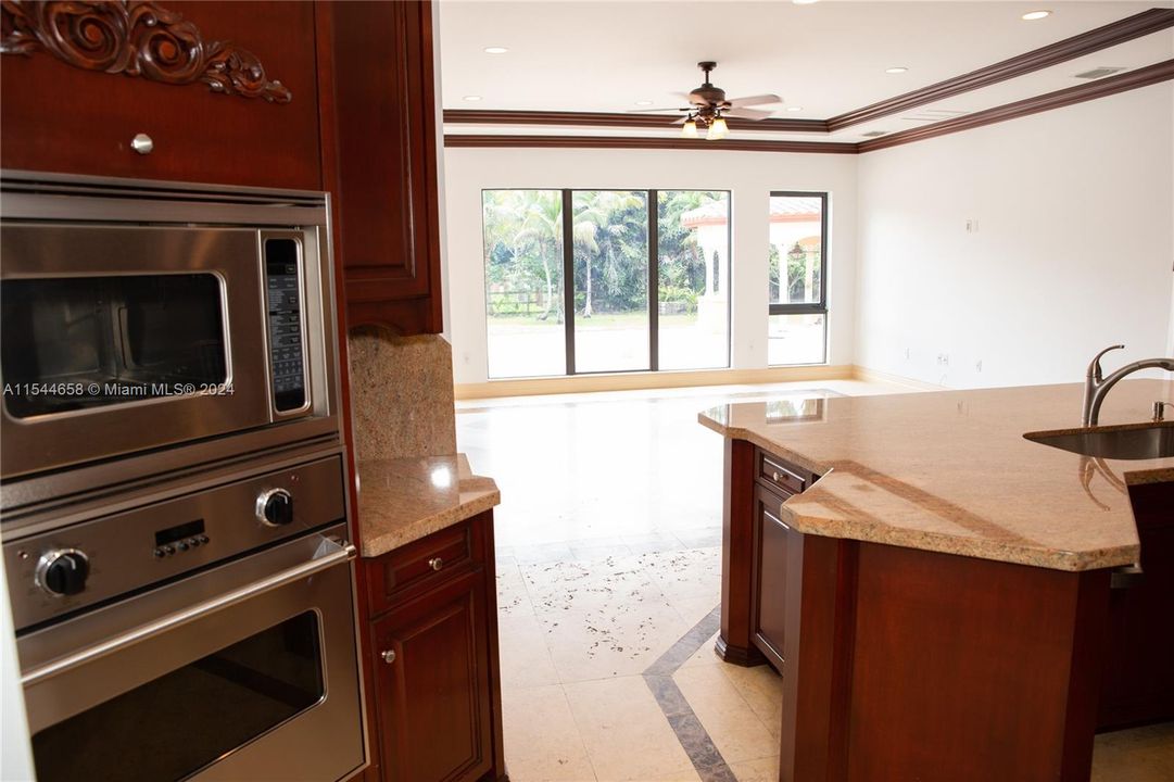 Vendido Recientemente: $3,599,000 (6 camas, 6 baños, 7402 Pies cuadrados)