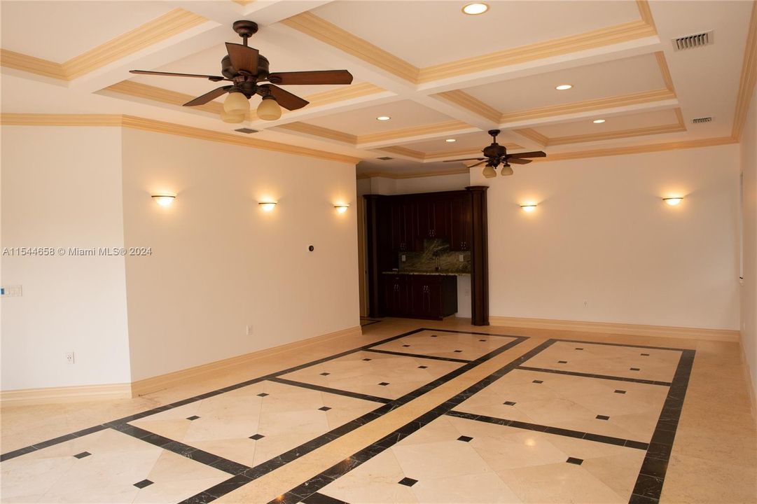 Vendido Recientemente: $3,599,000 (6 camas, 6 baños, 7402 Pies cuadrados)